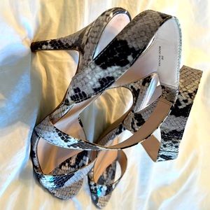 LIKE NEW!! Nine West Snake Print Sz 8 High Heel!!